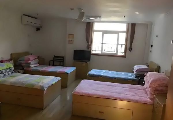 演硬汉成名却情路坎坷，8年不敢谈恋爱，遇小10岁的她成宠妻狂魔